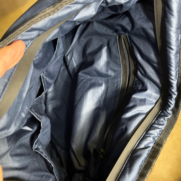 Pretty Rugged navy puffer bag crossbody adjustable for shoulder
Great condition - Picture 4 of 12